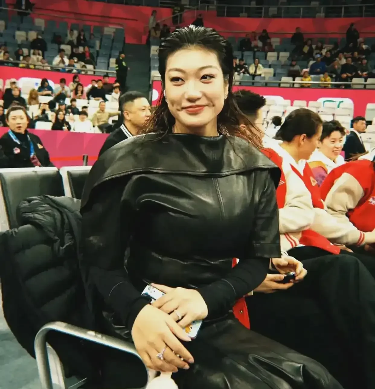 瑞士队观众热烈欢呼！，阿扎伦卡迎来二十赛季出色发挥引发球迷热议的简单介绍